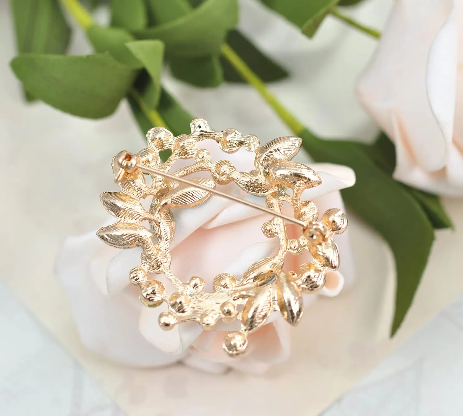 Gyn&Joy Clear Crystal Rhinestone Floral Wreath Pin Brooch BZ005