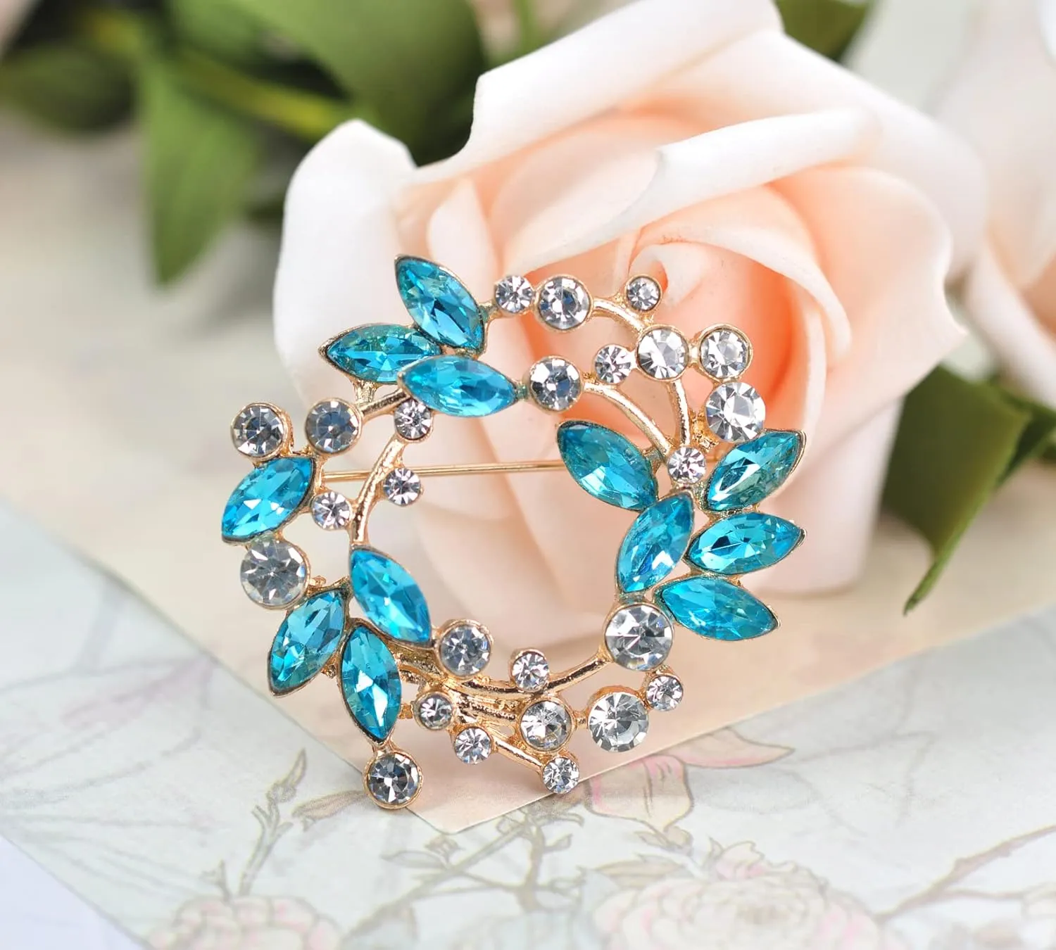 Gyn&Joy Clear Crystal Rhinestone Floral Wreath Pin Brooch BZ005