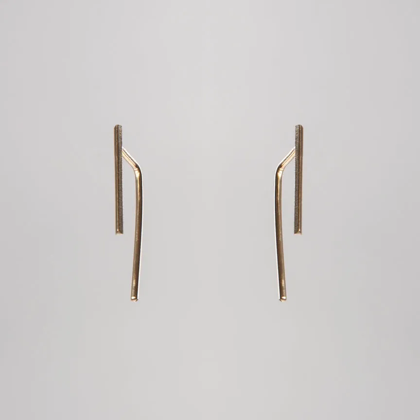 LUXE BAR PULL THROUGH EARRING IN 18 KARAT