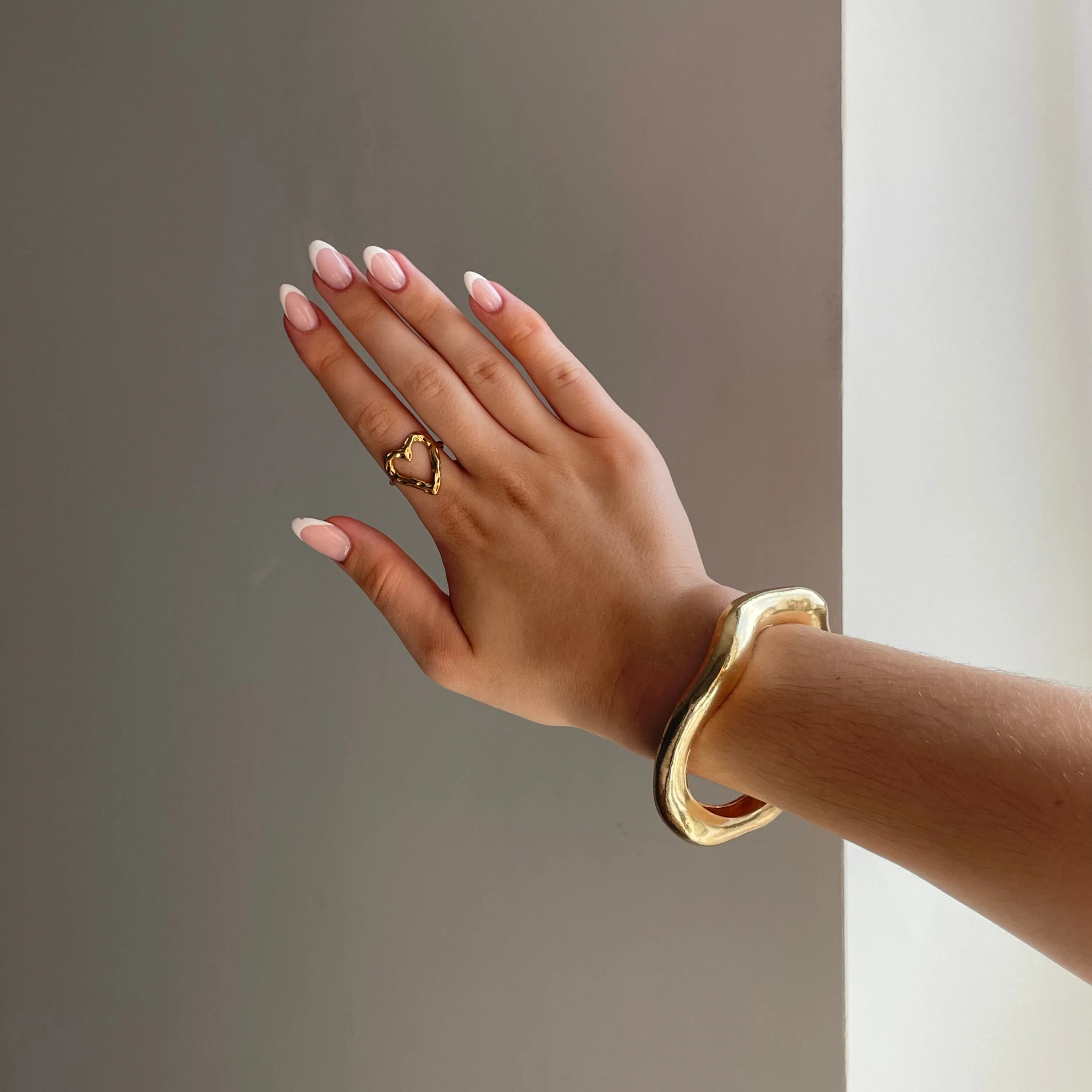 SCULPTURAL OPEN BRACELET - GOLD
