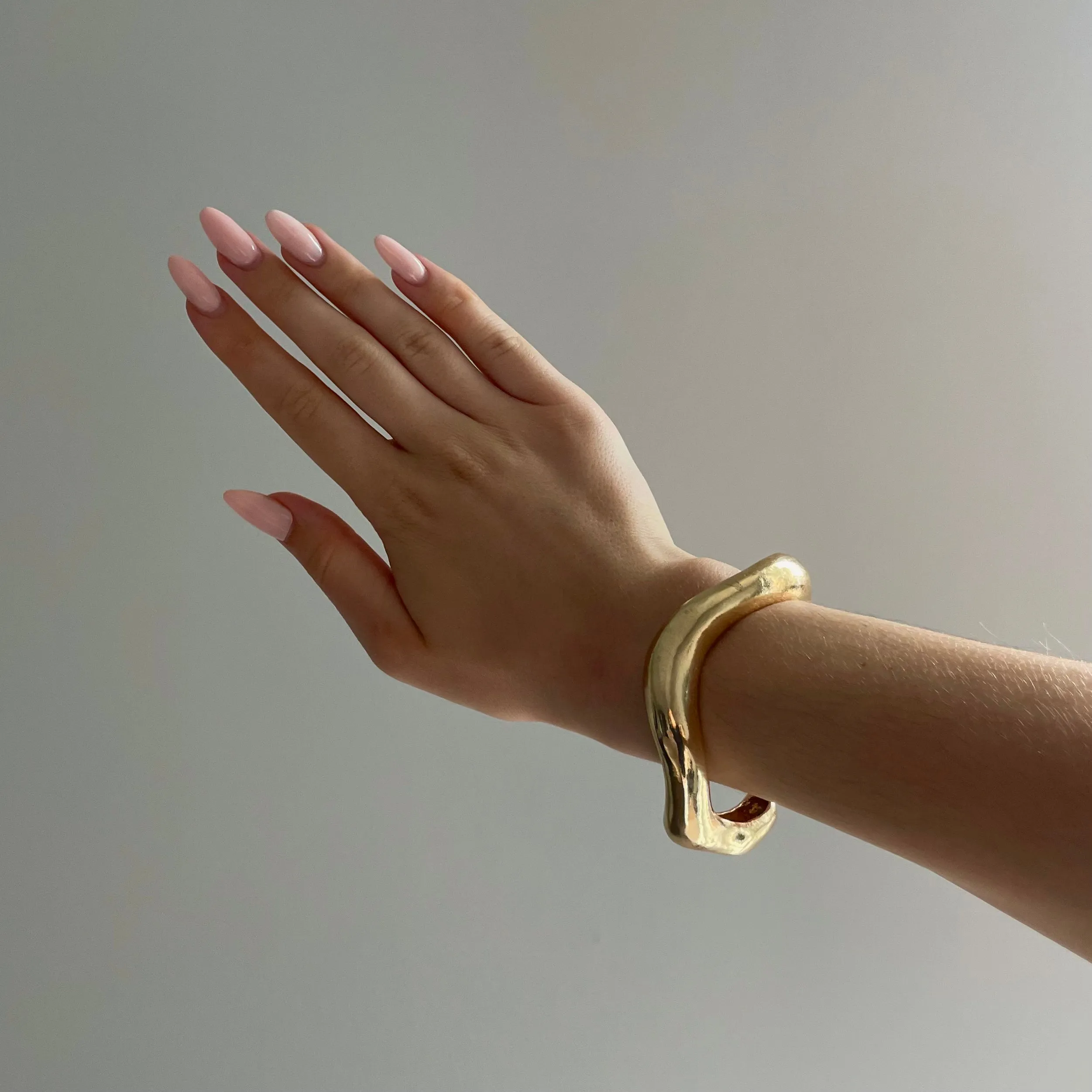 SCULPTURAL OPEN BRACELET - GOLD